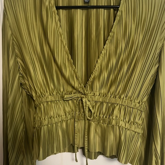 Green flowy blouse - Picture 2 of 4